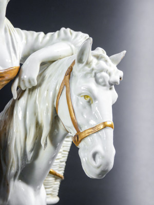 Scultura in ceramica con elementi dorati La Laitière ispirata al dipinto di Jean-Baptiste Greuze. Capodimonte, Primo Novecento