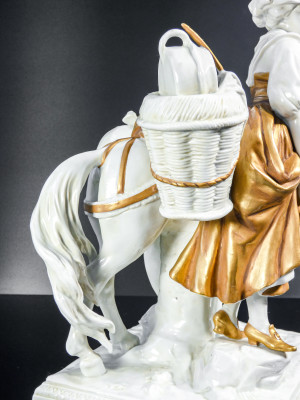 Scultura in ceramica con elementi dorati La Laitière ispirata al dipinto di Jean-Baptiste Greuze. Capodimonte, Primo Novecento