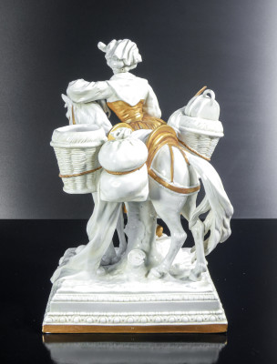 Scultura in ceramica con elementi dorati La Laitière ispirata al dipinto di Jean-Baptiste Greuze. Capodimonte, Primo Novecento