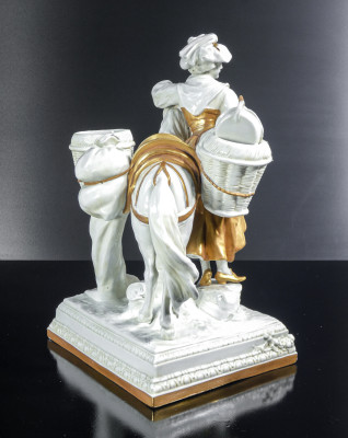 Scultura in ceramica con elementi dorati La Laitière ispirata al dipinto di Jean-Baptiste Greuze. Capodimonte, Primo Novecento