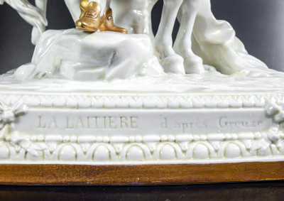 Scultura in ceramica con elementi dorati La Laitière ispirata al dipinto di Jean-Baptiste Greuze. Capodimonte, Primo Novecento