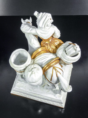 Scultura in ceramica con elementi dorati La Laitière ispirata al dipinto di Jean-Baptiste Greuze. Capodimonte, Primo Novecento