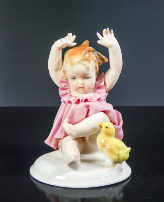 Statuina in porcellana Bambina con pulcino, manifattura ENS (Karl Ens). Germania, Anni 30/40