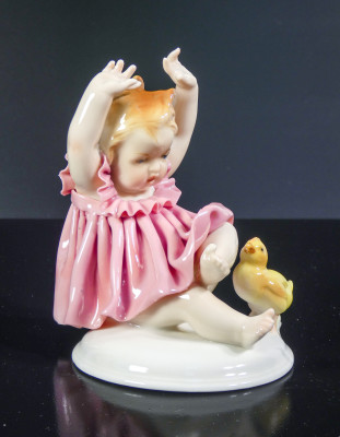 Statuina in porcellana Bambina con pulcino, manifattura ENS (Karl Ens). Germania, Anni 30/40
