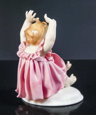 Statuina in porcellana Bambina con pulcino, manifattura ENS (Karl Ens). Germania, Anni 30/40