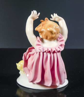 Statuina in porcellana Bambina con pulcino, manifattura ENS (Karl Ens). Germania, Anni 30/40