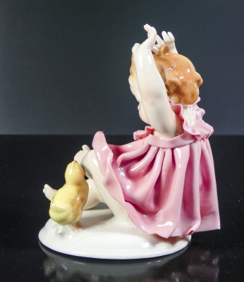 Statuina in porcellana Bambina con pulcino, manifattura ENS (Karl Ens). Germania, Anni 30/40