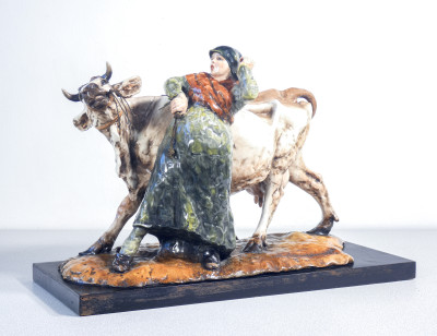 Scultura in ceramica dipinta e smaltata, firmata Guido CACCIAPUOTI. Contadina con mucca. Italia, Anni 30/40