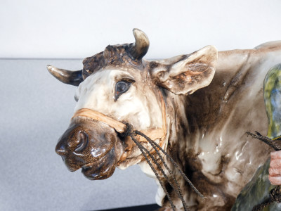 Scultura in ceramica dipinta e smaltata, firmata Guido CACCIAPUOTI. Contadina con mucca. Italia, Anni 30/40