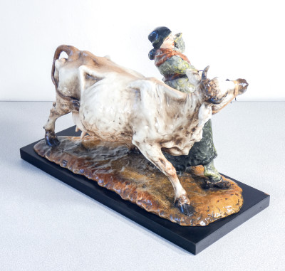 Scultura in ceramica dipinta e smaltata, firmata Guido CACCIAPUOTI. Contadina con mucca. Italia, Anni 30/40