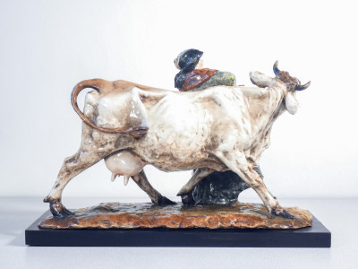 Scultura in ceramica dipinta e smaltata, firmata Guido CACCIAPUOTI. Contadina con mucca. Italia, Anni 30/40
