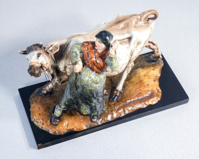 Scultura in ceramica dipinta e smaltata, firmata Guido CACCIAPUOTI. Contadina con mucca. Italia, Anni 30/40