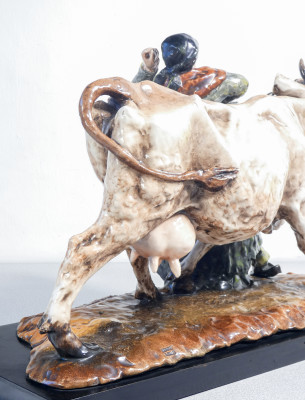 Scultura in ceramica dipinta e smaltata, firmata Guido CACCIAPUOTI. Contadina con mucca. Italia, Anni 30/40