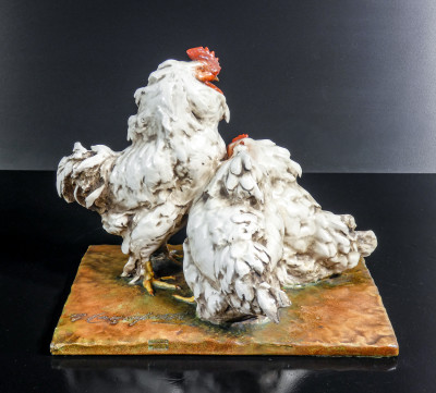 Scultura in ceramica dipinta e smaltata, firmata Guido CACCIAPUOTI. Gallo e galline. Italia, Anni 30/40