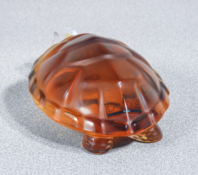 Scultura in cristallo bicolore, design Marie-Claude LALIQUE Tartaruga Caroline. Francia, Anni 70