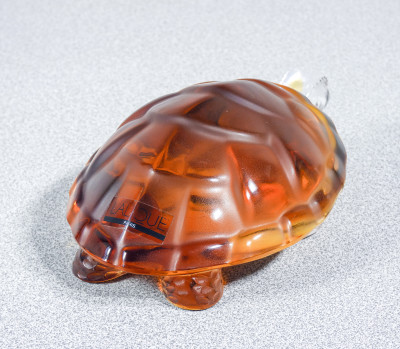 Scultura in cristallo bicolore, design Marie-Claude LALIQUE Tartaruga Caroline. Francia, Anni 70