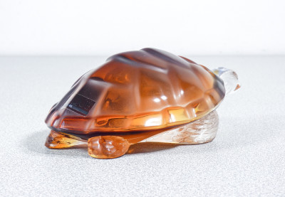 Scultura in cristallo bicolore, design Marie-Claude LALIQUE Tartaruga Caroline. Francia, Anni 70