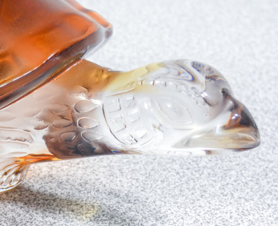 Scultura in cristallo bicolore, design Marie-Claude LALIQUE Tartaruga Caroline. Francia, Anni 70
