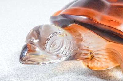Scultura in cristallo bicolore, design Marie-Claude LALIQUE Tartaruga Caroline. Francia, Anni 70