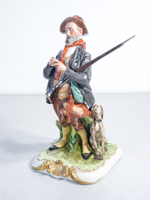 Scultura in ceramica dipinta a mano Giuseppe CAPPÉ, Cacciatore con cane, lepre e pipa. Italia, Anni 50