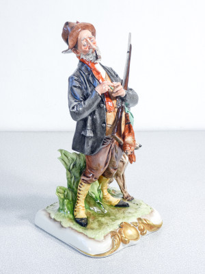 Scultura in ceramica dipinta a mano Giuseppe CAPPÉ, Cacciatore con cane, lepre e pipa. Italia, Anni 50