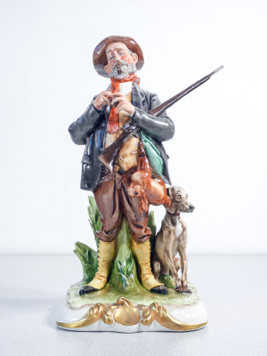Scultura in ceramica dipinta a mano Giuseppe CAPPÉ, Cacciatore con cane, lepre e pipa. Italia, Anni 50