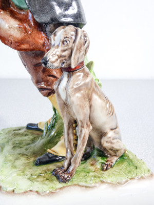 Scultura in ceramica dipinta a mano Giuseppe CAPPÉ, Cacciatore con cane, lepre e pipa. Italia, Anni 50
