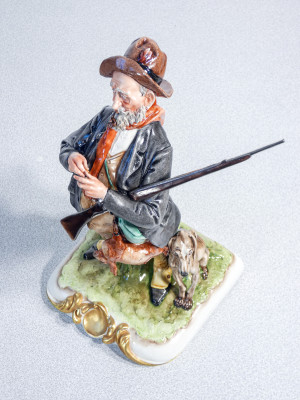 Scultura in ceramica dipinta a mano Giuseppe CAPPÉ, Cacciatore con cane, lepre e pipa. Italia, Anni 50