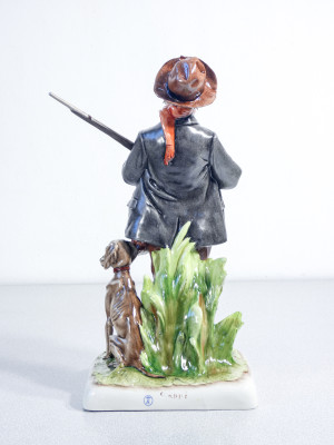 Scultura in ceramica dipinta a mano Giuseppe CAPPÉ, Cacciatore con cane, lepre e pipa. Italia, Anni 50