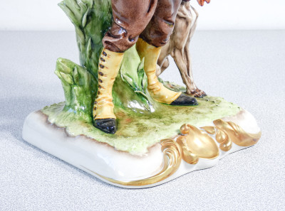 Scultura in ceramica dipinta a mano Giuseppe CAPPÉ, Cacciatore con cane, lepre e pipa. Italia, Anni 50