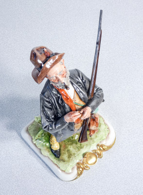 Scultura in ceramica dipinta a mano Giuseppe CAPPÉ, Cacciatore con cane, lepre e pipa. Italia, Anni 50