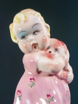 Scultura in porcellana Bambina con oca e cucciolo in braccio, Tarcisio TOSIN per LA FRECCIA. Vicenza, Anni 30