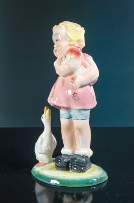 Scultura in porcellana Bambina con oca e cucciolo in braccio, Tarcisio TOSIN per LA FRECCIA. Vicenza, Anni 30