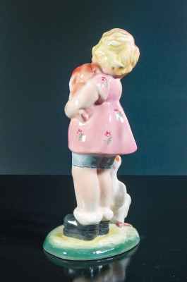 Scultura in porcellana Bambina con oca e cucciolo in braccio, Tarcisio TOSIN per LA FRECCIA. Vicenza, Anni 30