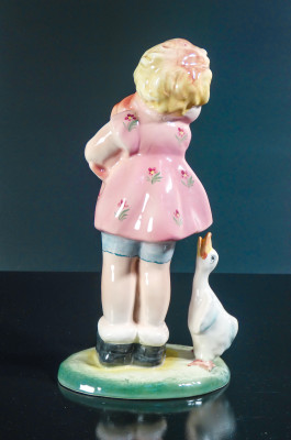 Scultura in porcellana Bambina con oca e cucciolo in braccio, Tarcisio TOSIN per LA FRECCIA. Vicenza, Anni 30
