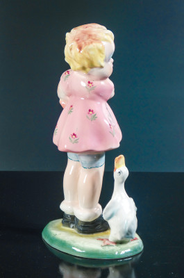 Scultura in porcellana Bambina con oca e cucciolo in braccio, Tarcisio TOSIN per LA FRECCIA. Vicenza, Anni 30