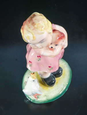 Scultura in porcellana Bambina con oca e cucciolo in braccio, Tarcisio TOSIN per LA FRECCIA. Vicenza, Anni 30