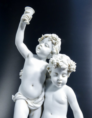Scultura in porcellana biscuit a firma BENACCHIO, della manifattura TRIADE, Putti baccanti. Bassano Italia, Anni 70