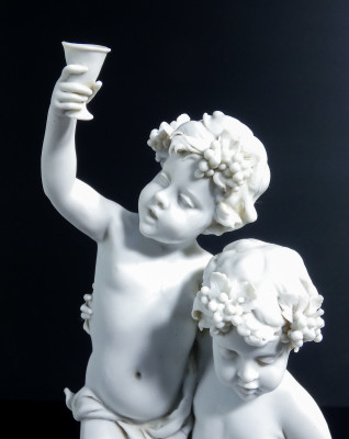 Scultura in porcellana biscuit a firma BENACCHIO, della manifattura TRIADE, Putti baccanti. Bassano Italia, Anni 70