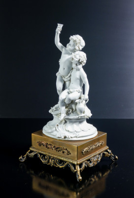 Scultura in porcellana biscuit a firma BENACCHIO, della manifattura TRIADE, Putti baccanti. Bassano Italia, Anni 70