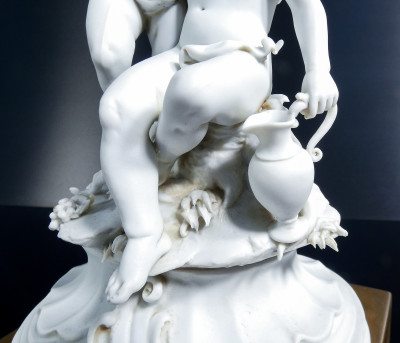Scultura in porcellana biscuit a firma BENACCHIO, della manifattura TRIADE, Putti baccanti. Bassano Italia, Anni 70