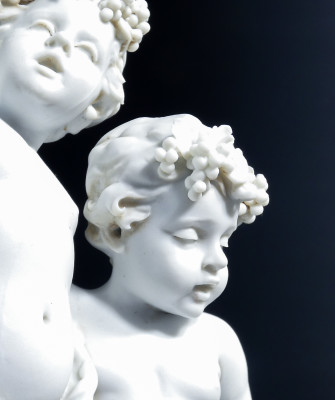 Scultura in porcellana biscuit a firma BENACCHIO, della manifattura TRIADE, Putti baccanti. Bassano Italia, Anni 70