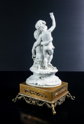 Scultura in porcellana biscuit a firma BENACCHIO, della manifattura TRIADE, Putti baccanti. Bassano Italia, Anni 70