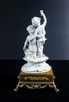 Scultura in porcellana biscuit a firma BENACCHIO, della manifattura TRIADE, Putti baccanti. Bassano Italia, Anni 70
