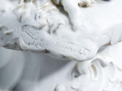 Scultura in porcellana biscuit a firma BENACCHIO, della manifattura TRIADE, Putti baccanti. Bassano Italia, Anni 70
