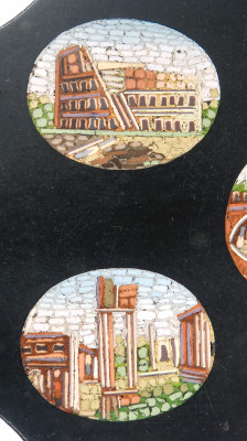 Cinque micromosaici applicati su base in ardesia raffiguranti celebri rovine romane. Italia, Secondo Ottocento