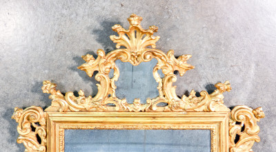 Specchio LUIGI XV in legno scolpito gessato e dorato. Settecento