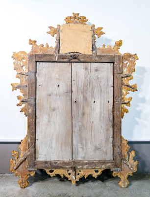 Specchio LUIGI XV in legno scolpito gessato e dorato. Settecento