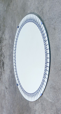 Specchio da parete CRISTAL ART con dettagli decorativi specchiati sulla struttura di supporto. Italia, Anni 60