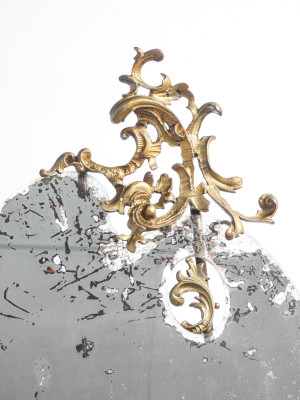 Specchio da tavolo con cornice in bronzo in stile barocco e specchio a forma di tavolozza. Primo Novecento